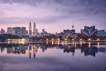 Lever de soleil maussade à Kuala Lumpur