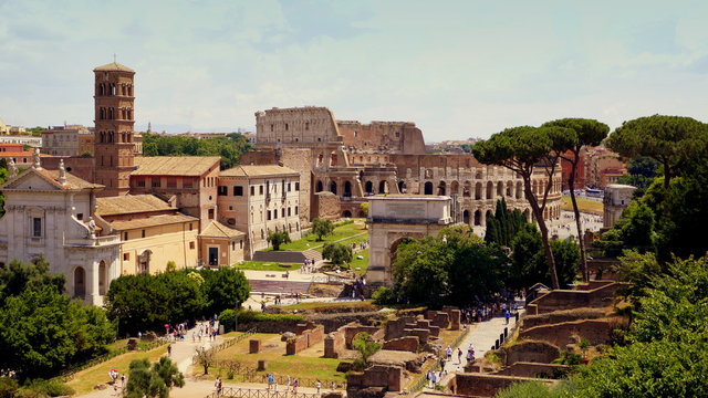 Ausblick vom Palatin hinab auf Forum Romanum im alten Rom mit Kolosseum und Ruinen