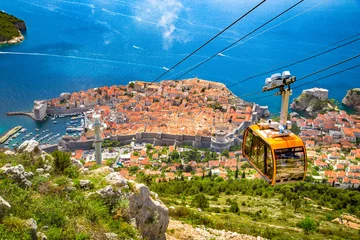 Crédence de cuisine en verre imprimé Europe centrale Vieille ville de Dubrovnik avec téléphérique ascendant la montagne Srd, Dalmatie, Croatie
