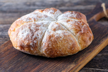 Rustikales rundes Weizenbrot