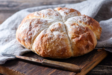 Rustikales rundes Weizenbrot