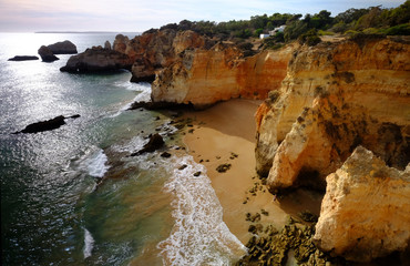 Klify w Algarve na wybrzeżu Portugalii - obrazy, fototapety, plakaty