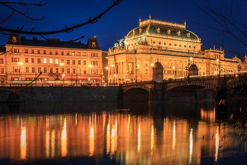 Spiegelung in der Moldau in der goldenen Stadt Prag. Karlsbrücke und Dom in Tschechin zur Blauen...