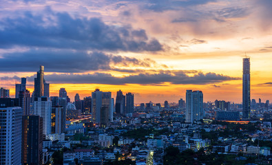 Obraz premium scenic view of sunrise cityscape in metropolis and cloudscape
