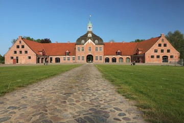 Gutshof Hasselburg mit schönem Torhaus, beliebtes Ausflugsziel in Schleswig-Holstein