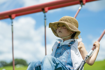 ブランコで遊ぶ女の子