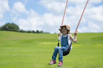 ブランコで遊ぶ女の子
