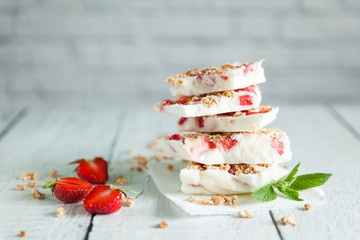 Healthy frozen yogurt barks with strawberry and granola