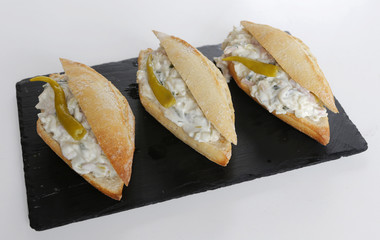 Bocados de ensaladilla con guindilla