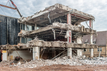 Abriss eines ehemaligen Geschäftsgebäudes