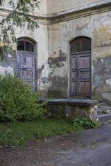 Fototapeta na wymiar part of the old destroyed building, old doors