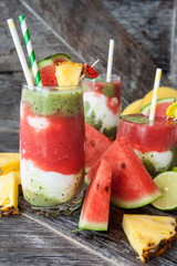 Smoothie mit Frucht und Joghurt