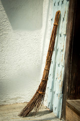 gebundener Reisigbesen, zum Kehren und fegen der Treppe steht am Hauseingang eines alten...