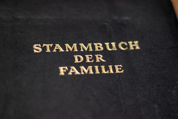 Fototapeta na wymiar Stammbuch der Familie mit zahlreichen Urkunden gefüllt
