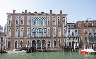 Ein schöner Palazzo in Venedig vom Canale Grande aus gesehen