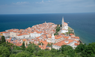 Blick auf Piran von der alten Stadtmauer auf dem Berg