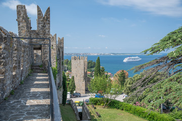 Blick von der Stadmauer auf dem Berg  auf Piran