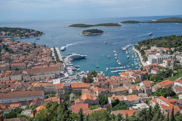 Obraz premium Blick auf den Hafen der Stadt Hvar von der Festung Spanjola
