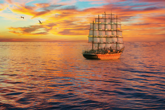 Ein gro&szlig;es Segelschiff bei Sonnenuntergang