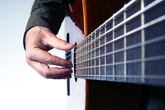 play the right hand on classical guitar