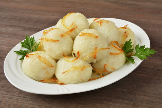 pyzy z mięsem i smażoną cebulą