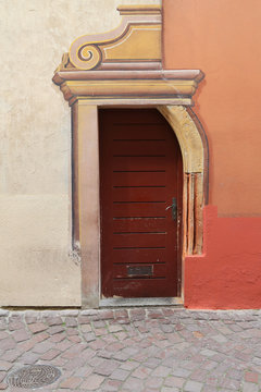 Trompe L`oeil: Alte Haustür mit gemalten Stuck-Verzierungen in Colmar, Elsass