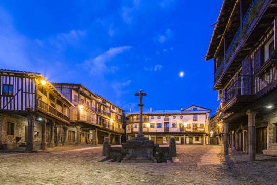 Plaza Mayor de  La Alberca al amanecer en la provincia de  Salamanca