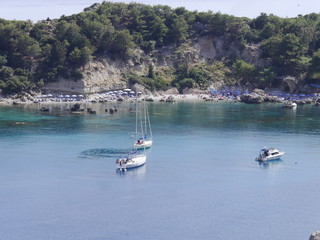 jachty w greckiej zatoce. plaża