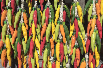 Naklejka premium Ceramiczne papryczki chili. Wykonane z kolorowych papryczek chili z Santa Fe, Nowy Meksyk, USA