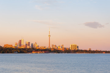 Obraz premium Lake Ontario in Toronto, Canada, with skyline