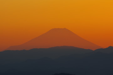 オレンジに染まる富士山の夕暮れ