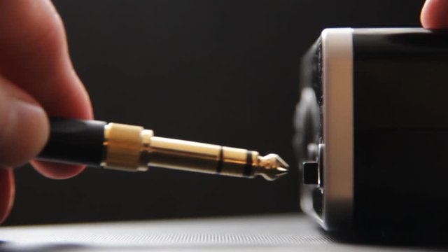 Inserting the plug cord with gold plating into the microphone output.