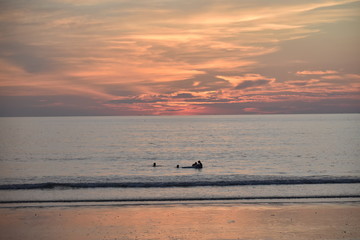 Fototapeta premium Atardecer en una playa en Tailandia