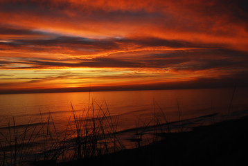 Fototapeta premium A beautiful red sunset on the sea