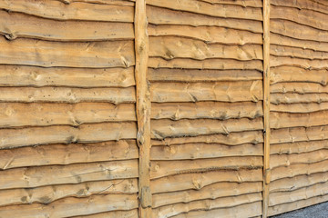 Rustikale Holzfassade einer mit Schwartenbretter gestaltetet Fassade einer Scheune
