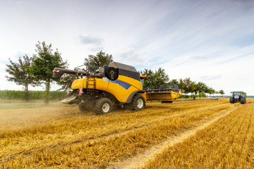 Obraz premium Mähdrescher fährt übers Feld