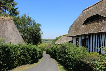 Chaumières en Normandie (hameau de Vieux Port, Eure) sous le ciel bleu © Christophe Rubin