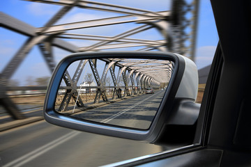 Most zabytkowy nitowany w Brzegu, odbicie w lusterku samochodu.