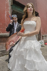 Unconventional wedding pictures &ldquo;Trash the dress&rdquo; portrait session