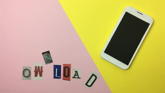 Palabra &ldquo;download&rdquo; junto a telefono inteligente sobre fondo rosa y amarillo.