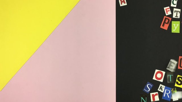 Letras recortadas se mueven por el viento, sobre fondo de colores.