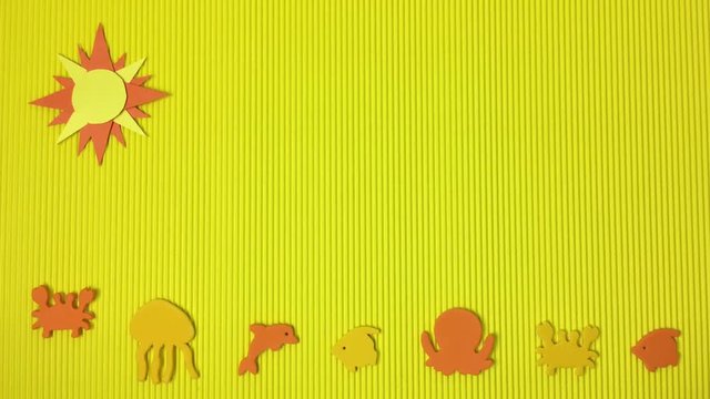 Fondo infantil amarillo con animales marinos.