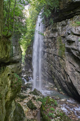 Fototapeta na wymiar schlucht mit Wasserfall
