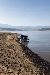 Una barca descansa a la orilla del lago