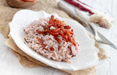 Risotto with red radicchio and crispy bacon (speck)