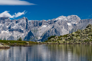 Fototapeta na wymiar The Hohe Dachstein mountain range with Spiegelsee in the foreground