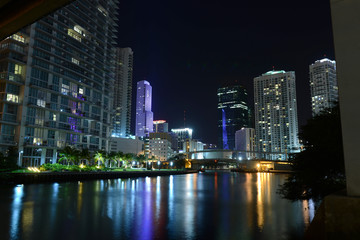 Fototapeta na wymiar Miami river at night