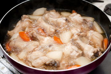 手羽元と根菜の煮物（調理中）