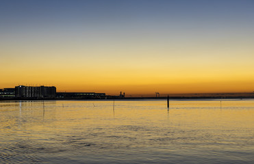 Obraz premium 朝焼けの多摩川河口