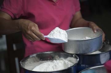 Pour flour to make bakery
